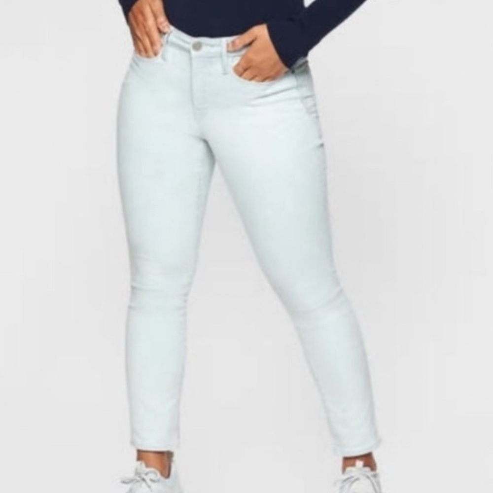 ATHLETA Glacier Wash Sculptek Skinny Crop Jeans - Picture 4 of 8